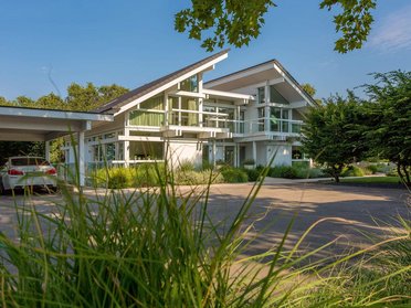 Weißes Fachwerkhaus mit offenen Wohnbereichen und viel Licht