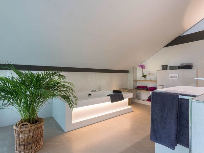 Modernes Badezimmer in einem HUF Haus mit Tageslicht Heller Raum mit Badewanne, Pflanzen und stilvollen Akzenten