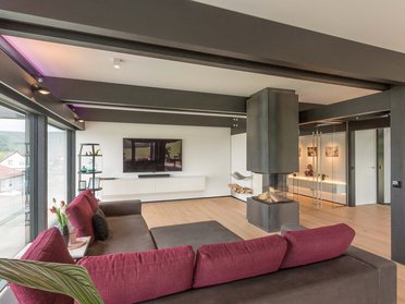 Helle und offene Wohnräume im HUF Haus mit ergonomischem Design