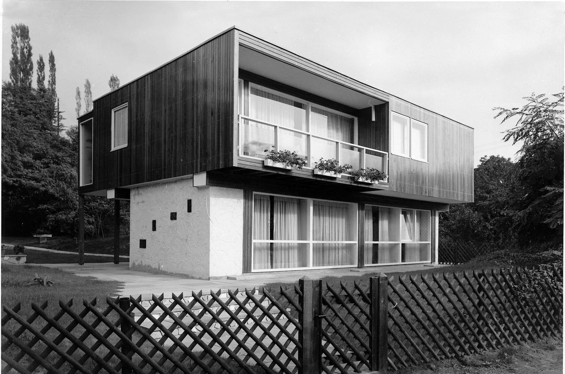 Haus mit moderner Architektur, Holzverkleidung und Balkon
