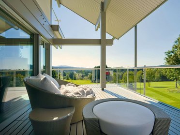 Exklusive Architektenhäuser mit großzügigen Glasflächen Modernes Fachwerkhaus mit Balkon und Blick auf die Natur