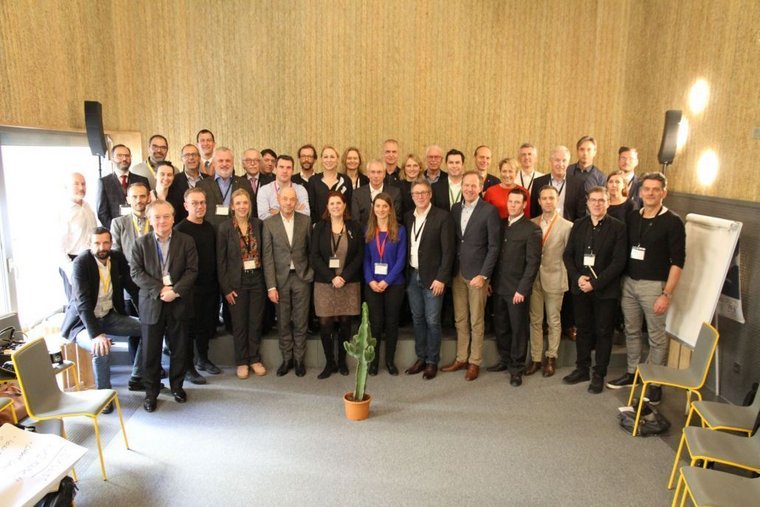 Gruppenbild von Teilnehmern einer Konferenz oder Veranstaltung Teilnehmer posieren für ein Gruppenfoto in einem Konferenzraum