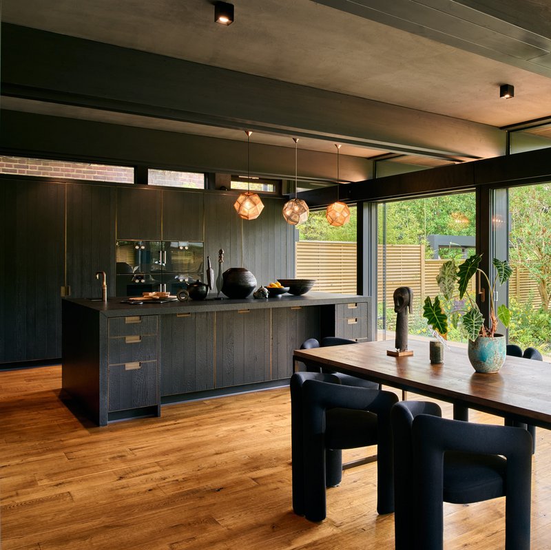 Modernes HUF Haus mit innovativer Architektur Gemütliche Wohnküche mit Blick in den Garten im HUF Haus