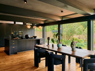 Gemütliche Wohnküche mit Blick in den Garten im HUF Haus