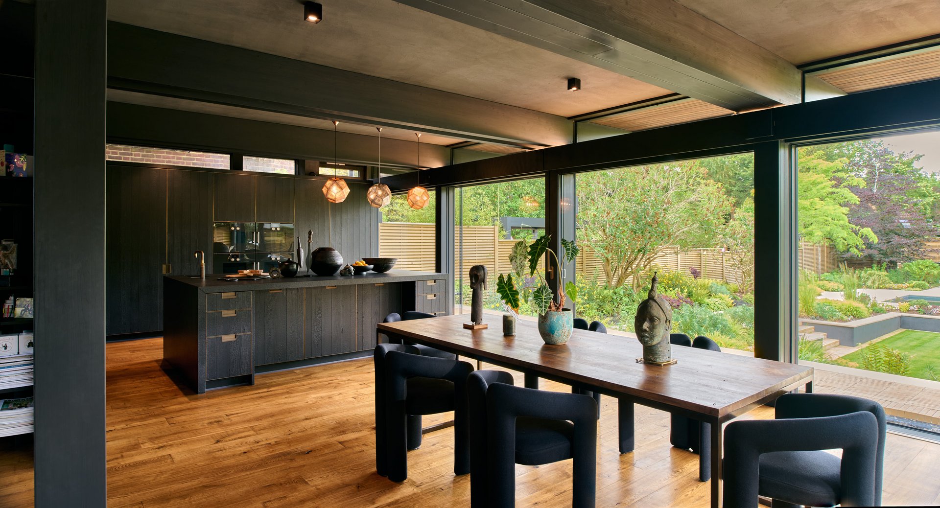 Gemütliche Wohnküche mit Blick in den Garten im HUF Haus