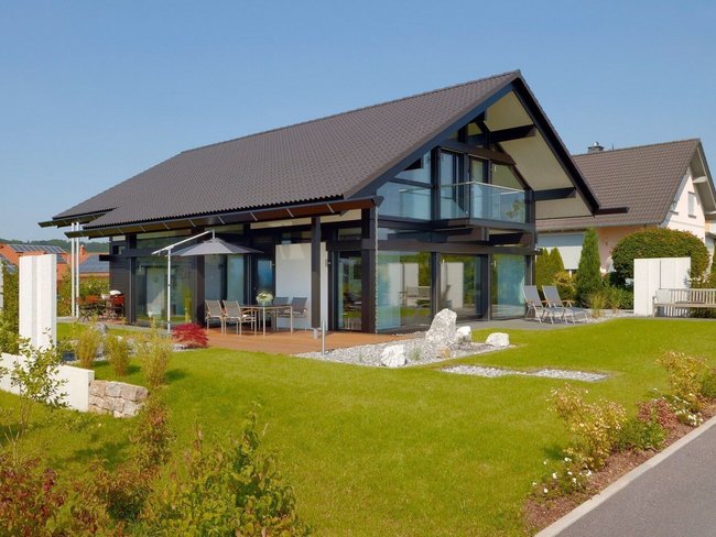 Ein elegantes Architektenhaus mit Glasfronten und gepflegtem Garten