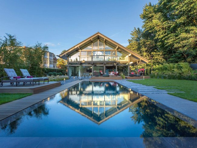 HUF Haus mit lichtdurchflutetem Design, moderner Architektur und einem schönen Garten