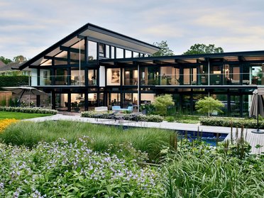 Ein hochwertiges Wohnkonzept mit Garten und modernem Design