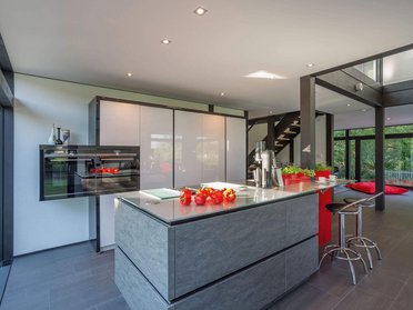 Innenansicht einer modernen Küche in einem Architektenhaus