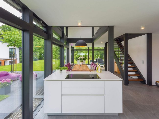 Gemütliche Küche mit Blick auf den Garten und stilvollen Möbeln