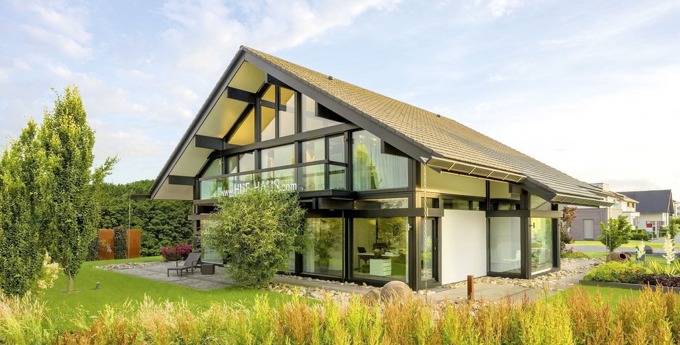 Architektur eines modernen Hauses mit schönen Gärten und viel Licht
