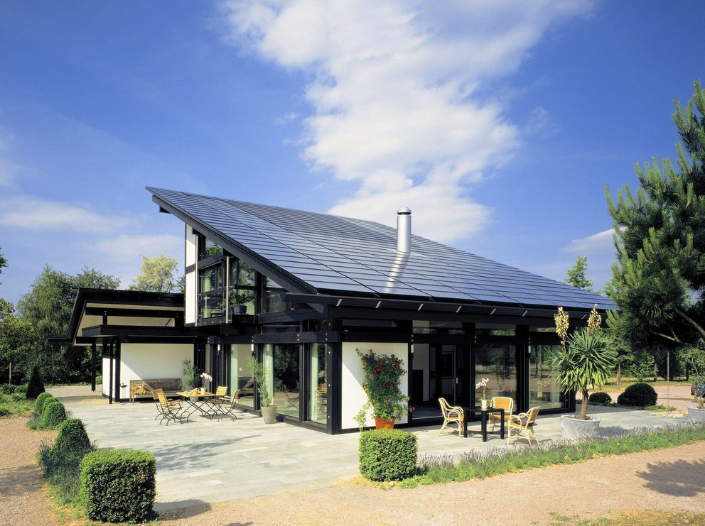 Modernes Haus mit Solaranlage und Garten Energieeffizientes Haus mit Terrasse und Grünflächen