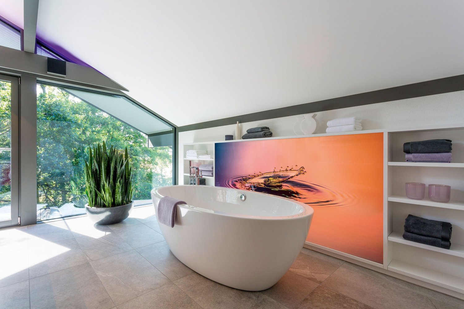 Helles Badezimmer mit freistehender Badewanne und dekorativen Pflanzen