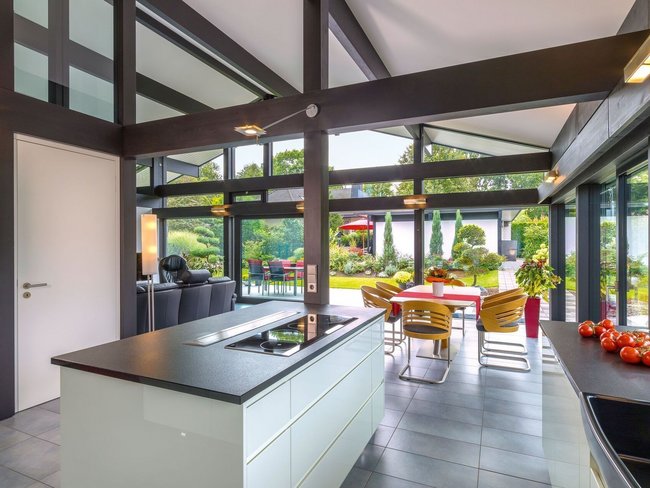 Heller Wohnbereich mit Küche und Essplatz in einem Bungalow