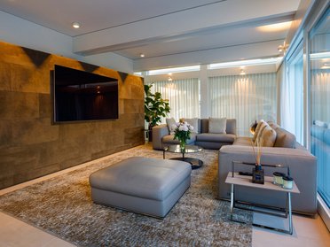 Eleganter Wohnraum mit moderner Einrichtung und großer Fensterfront