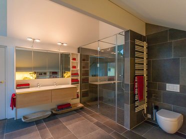 Stylisches Badezimmer mit Doppel-Waschbecken und moderner Ausstattung