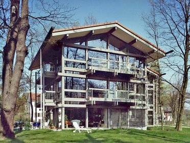 Offenes und großzügiges Design eines modernen Mehrfamilienhauses