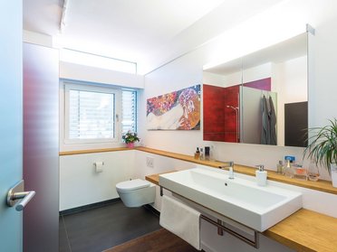 Elegantes Badezimmer mit Holzdetails und modernen Sanitäreinrichtungen