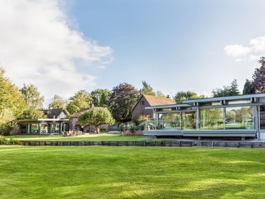 Stilvoller HUF Anbau erweitert Wohnraum harmonisch HUF Anbau integriert sich in die Architektur des Hauses im Garten