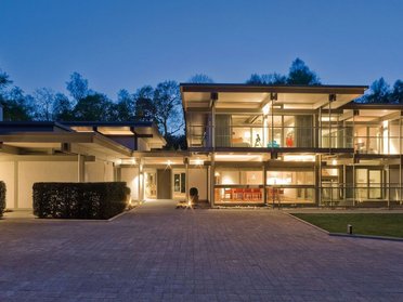 Modernes Traumhaus mit Flachdach bei Nacht Elegantes modernes Flachdachhaus mit klaren Linien und schönem Beleuchtungseffekt