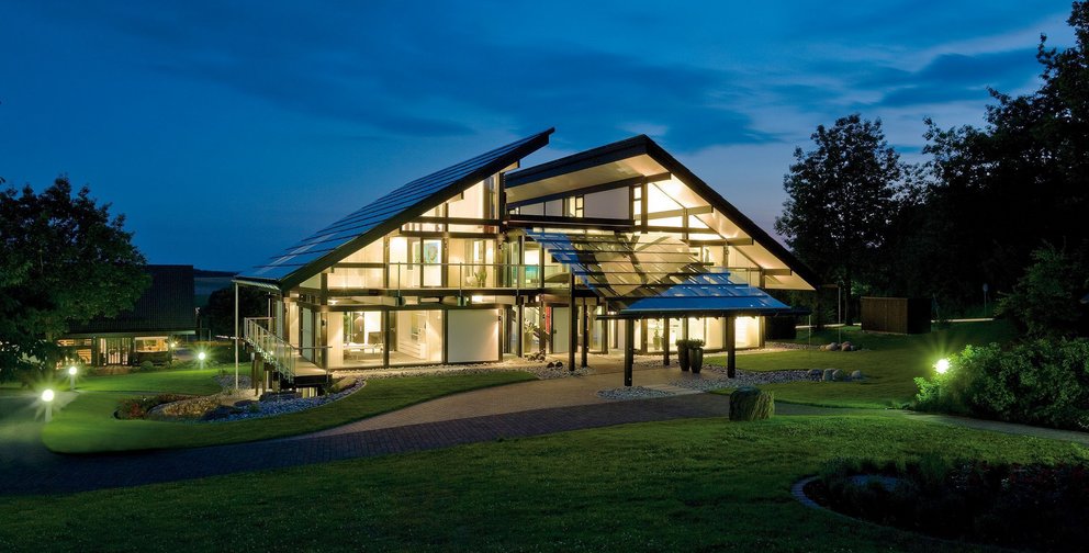 Elegante moderne Villa mit Solarpanels und Gartenbeleuchtung