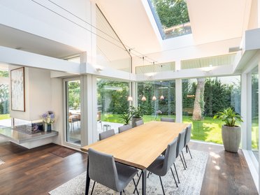 Lichtdurchflutetes Esszimmer in einem HUF Architektenhaus am Wasser.