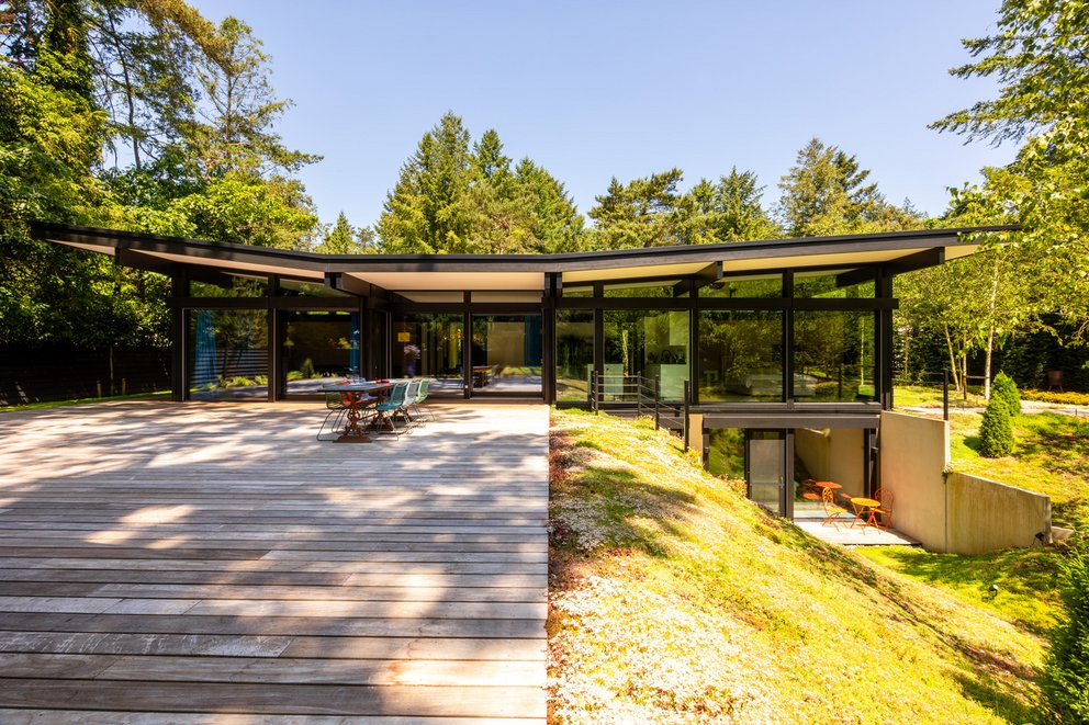 Stylischer Bungalow mit großzügiger Terrasse und Panoramafenstern