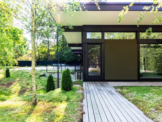 Modernes HUF Bungalow in malerischer Umgebung HUF Bungalow zeigt eine moderne Architektur in einem grünen Garten