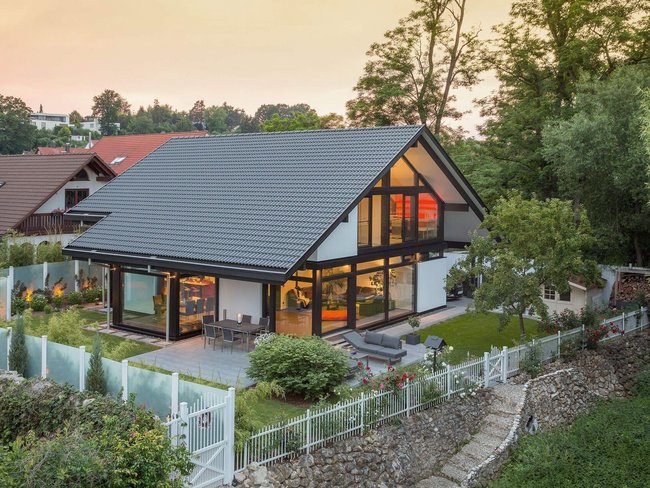 Blick auf ein stilvolles Architektenhaus mit Terrasse und Grünfläche