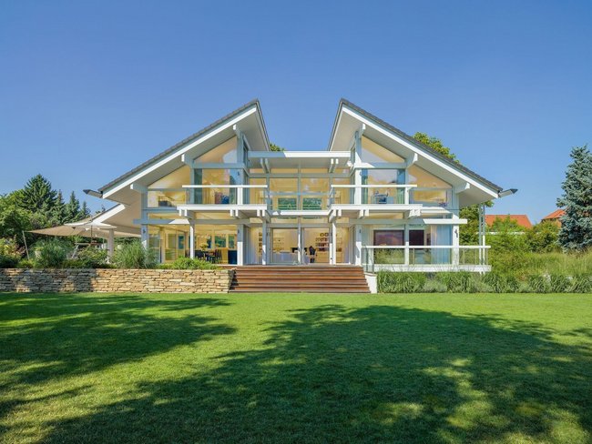 Das Haus bietet über 163 m² Raumgrundfläche und hat eine offene Küche.