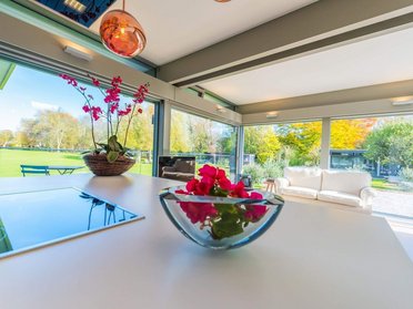 Stilvoller HUF Anbau mit Ausblick ins Grüne HUF Anbau kombiniert modernen Wohnraum mit schöner Naturansicht