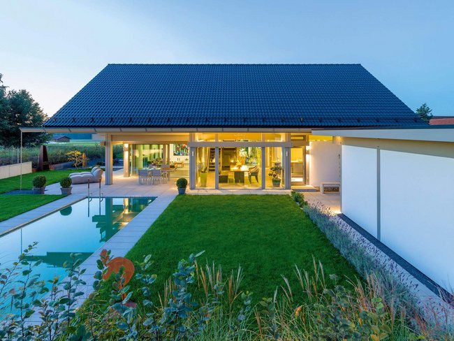 Elegantes Fachwerkhaus mit Pool und Blick auf die Landschaft
