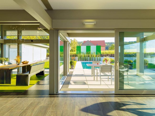 Blick ins moderne HUF Haus mit Ausblick auf die Landschaft