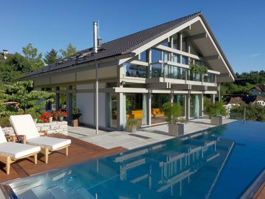 Modernes Architektenhaus in Fachwerkbauweise mit Glasflächen und Swimmingpool