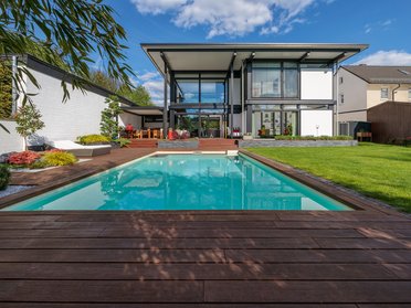 Modernes Designhaus mit Flachdach und Pool Ansicht eines modernen Designhauses mit Flachdach und Schwimmbecken