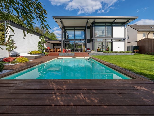 Modernes Designhaus mit Flachdach und Pool Ansicht eines modernen Designhauses mit Flachdach und Schwimmbecken