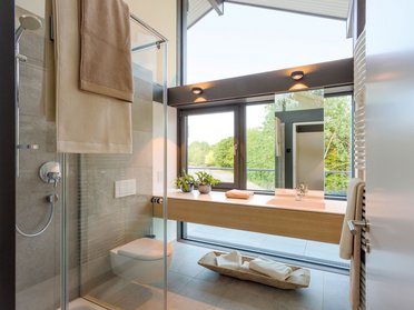 Geräumiges Badezimmer mit minimalistischer Ausstattung und natürlichem Licht