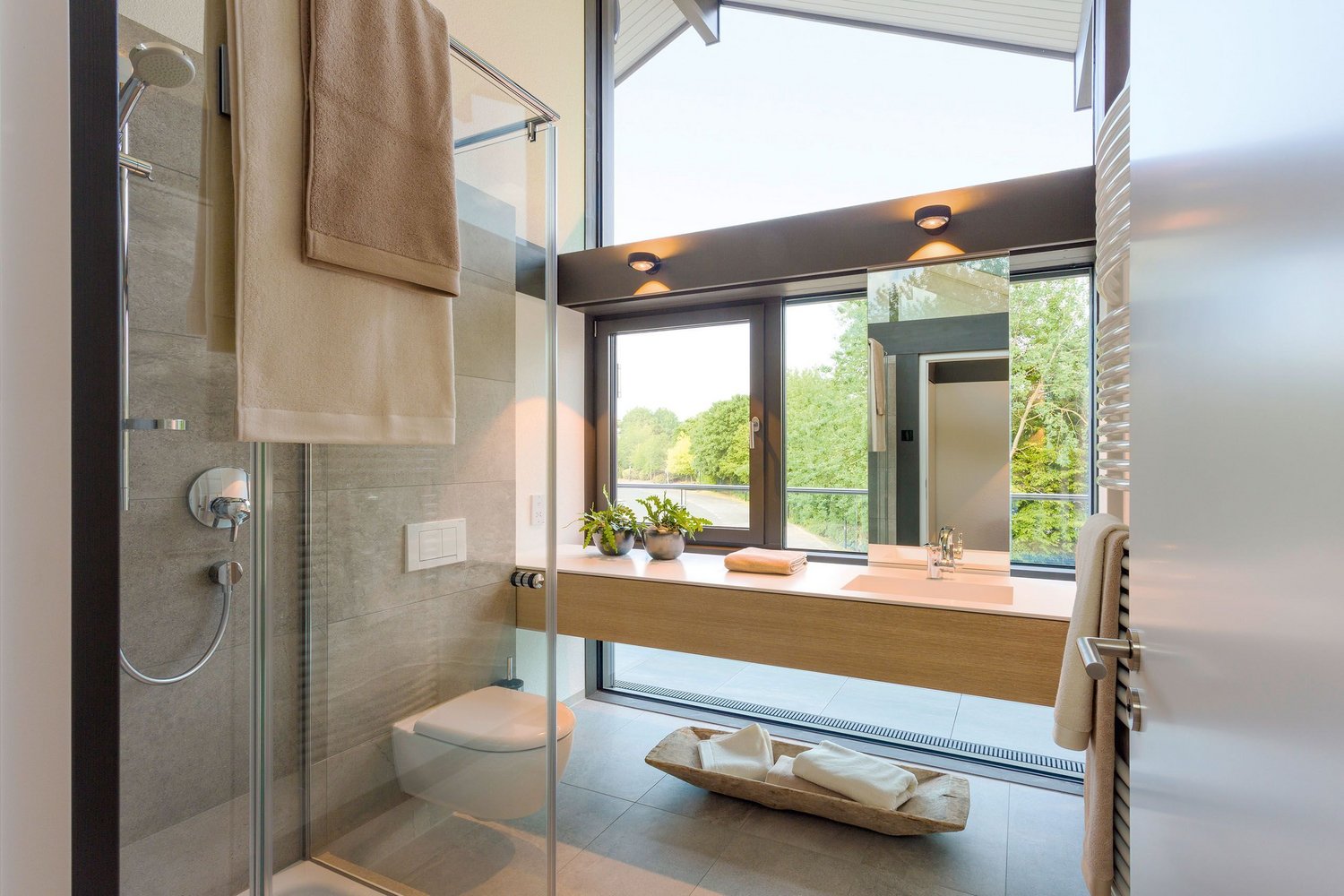 Geräumiges Badezimmer mit minimalistischer Ausstattung und natürlichem Licht