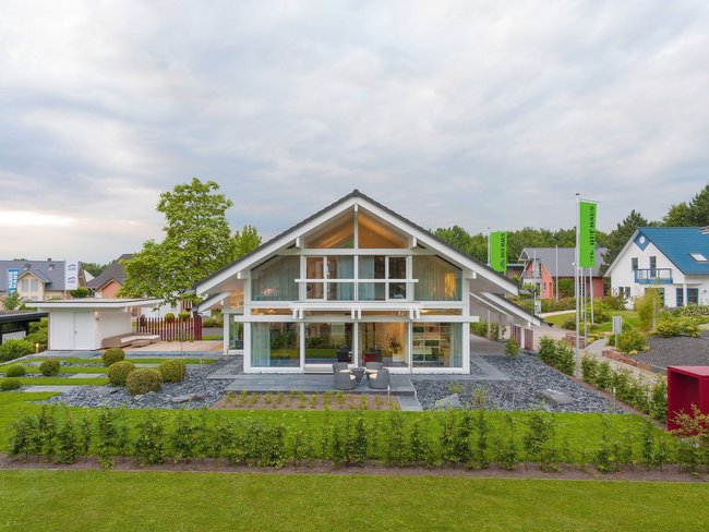 Ein modernes Haus mit großen Fenstern und gepflegtem Garten.