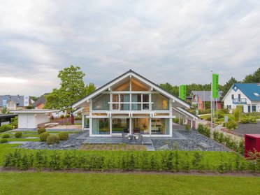 Ein modernes Haus mit großen Fenstern und gepflegtem Garten.