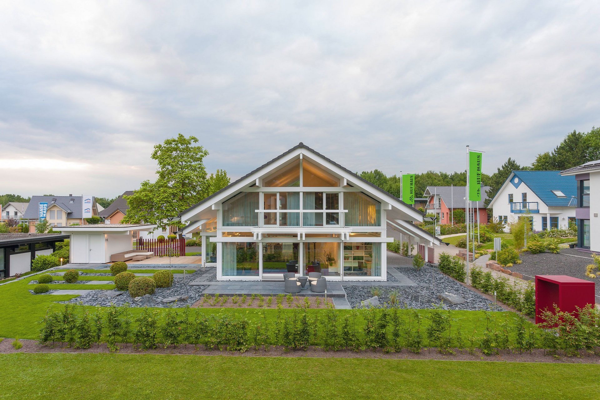 Ein modernes Haus mit großen Fenstern und gepflegtem Garten.