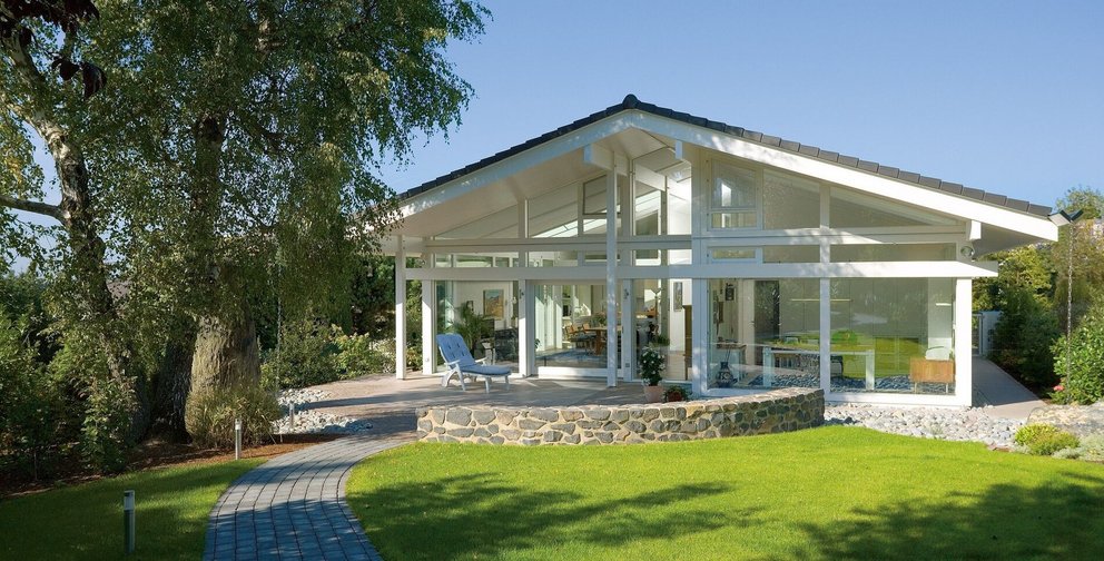 Einblick in eine moderne Villa mit Garten und Terrasse
