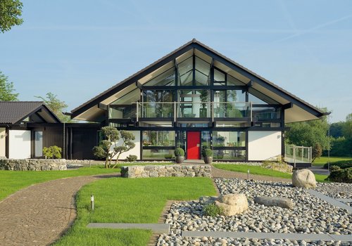 Architektur einer modernen Villa mit Garten und Steinen
