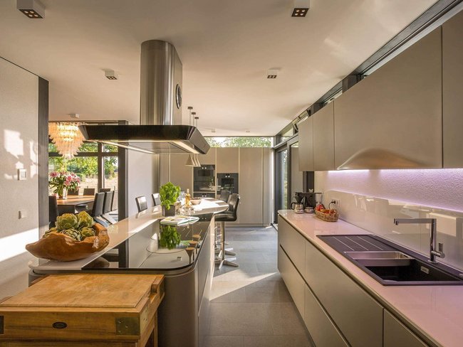 Moderne Architektur und Design in einer Küche Zeitgemäße Küche mit minimalistischer Ausstattung und eleganten Details