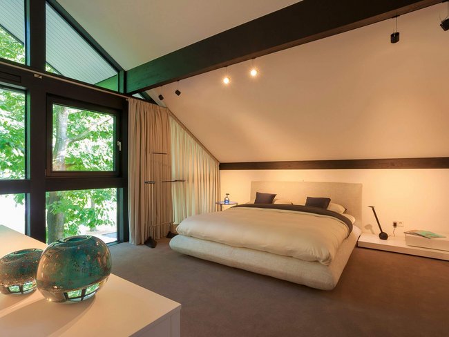 Ein elegantes Schlafzimmer mit einfacher Bettgestaltung und natürlichem Licht