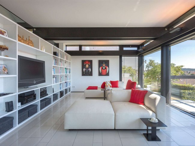 Elegantes Wohnzimmer mit moderner Architektur und viel Licht