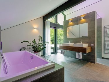 Gemütliches Badezimmer mit freistehender Badewanne und eleganten Waschbecken