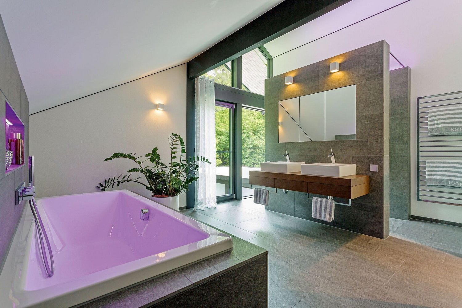 Gemütliches Badezimmer mit freistehender Badewanne und eleganten Waschbecken