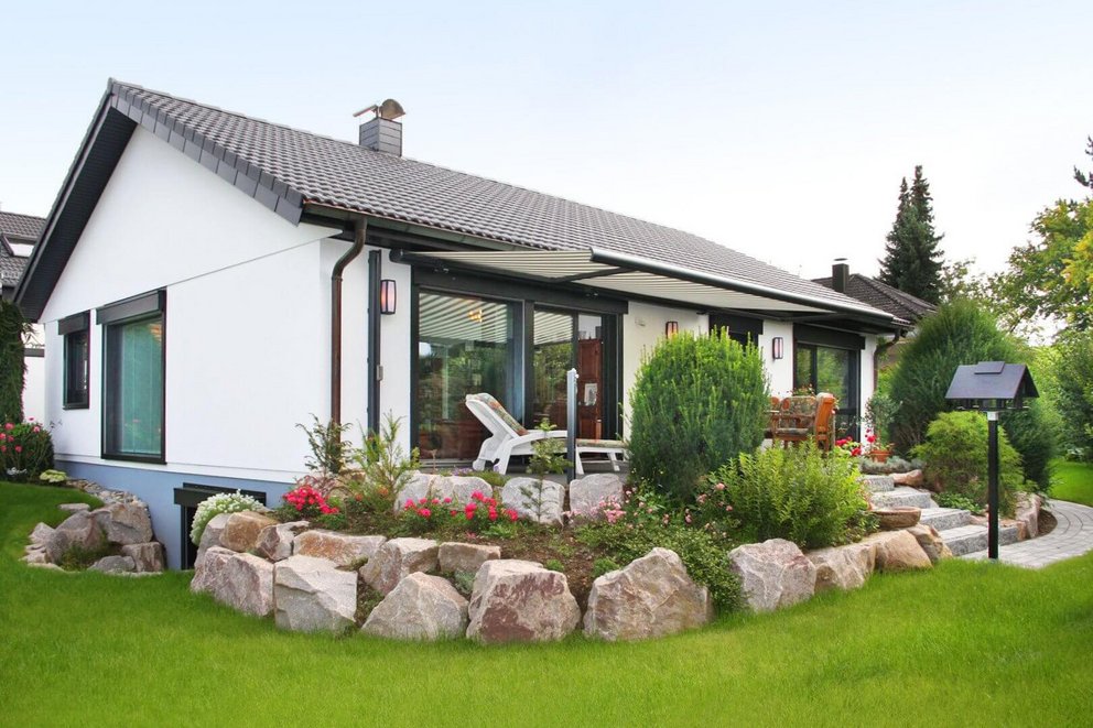 Ein modernes Einfamilienhaus mit schönem Garten und Sitzbereich