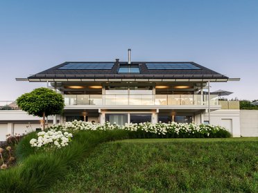 Futuristisches Haus mit Garten und Terrasse, in neuzeitlichem Design